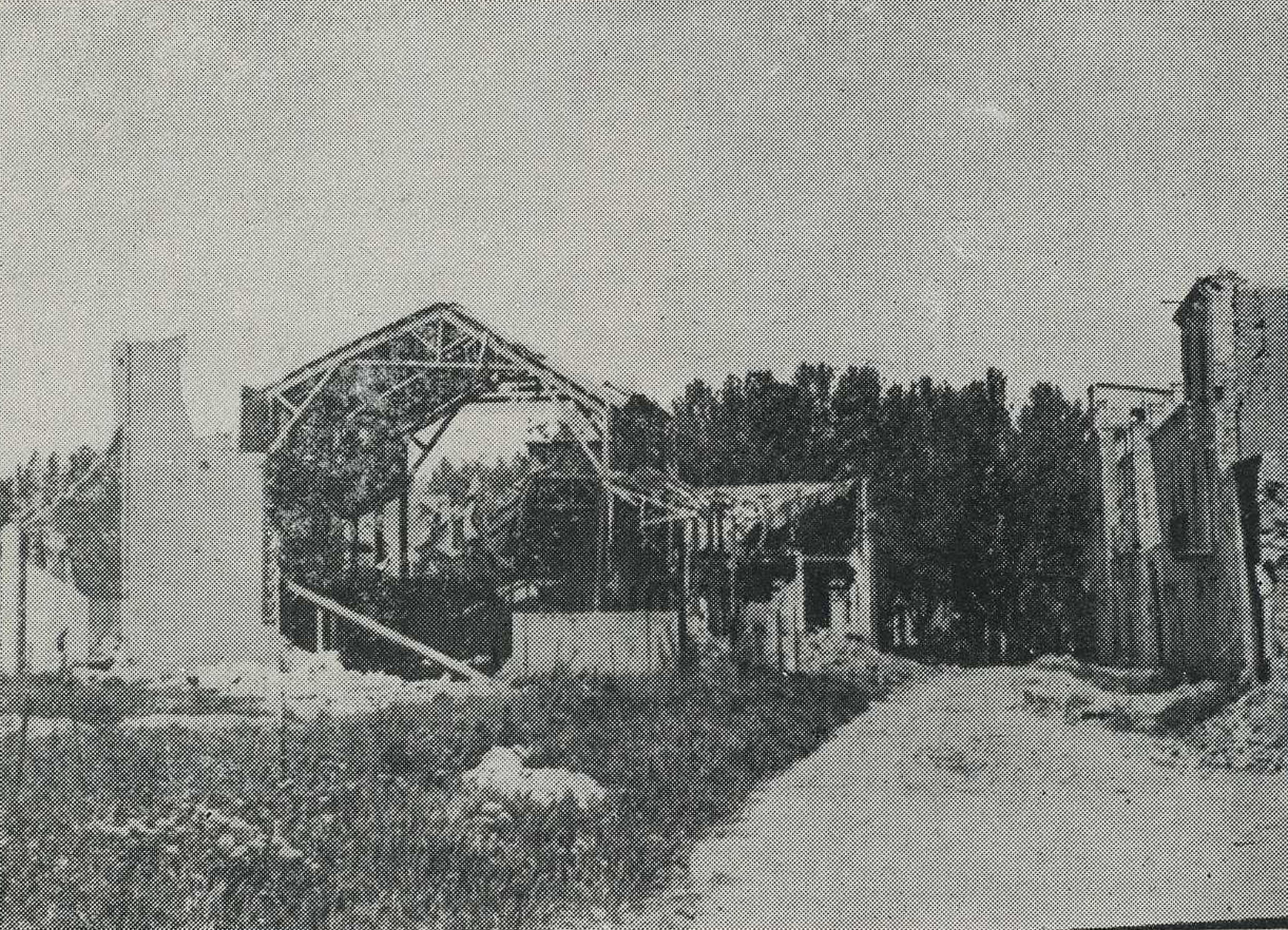 Fotografia antiga del Carrer indústria amb una casa completament derruïda